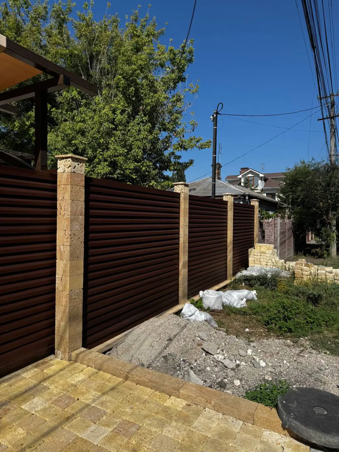 Забор-жалюзи из ламелей Реснички 12м RAL8017 Шоколад МАТТЕ фото 6 в Владимире