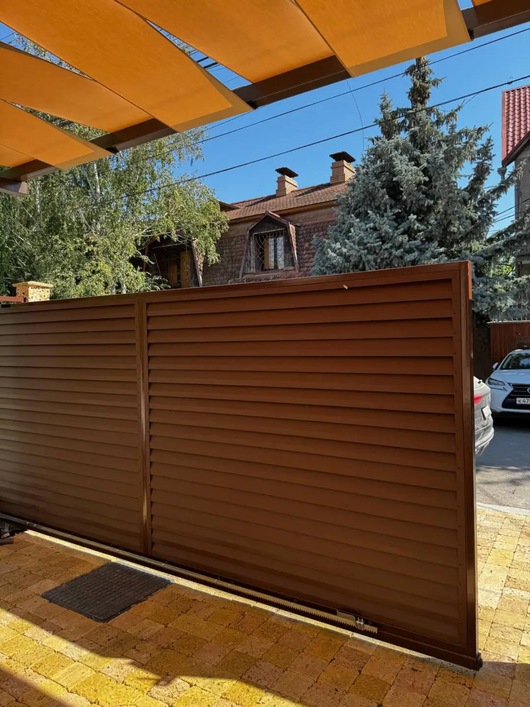Забор-жалюзи из ламелей Реснички 12м RAL8017 Шоколад МАТТЕ фото 3 в Владимире