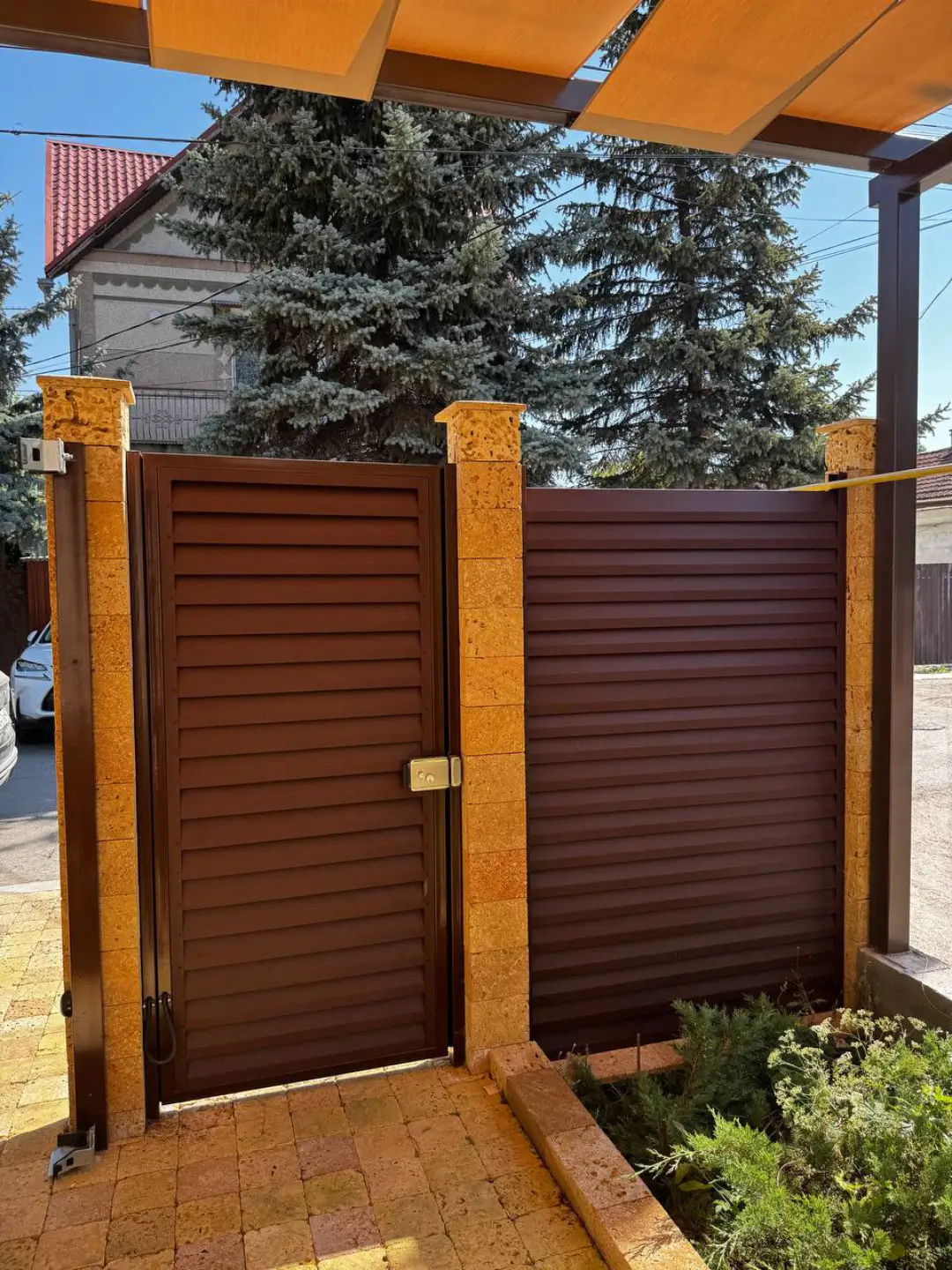 Забор-жалюзи из ламелей Реснички 12м RAL8017 Шоколад МАТТЕ фото 1 в Владимире